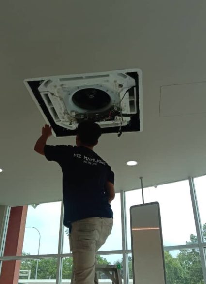 gambar-galeri-kerja-penyelenggaraan-aircond-website-mzmahligai.com-6